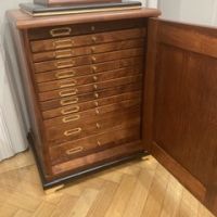 Gyönyörű kitüntetés tartó szekrény, szekreter